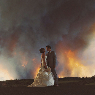 Illustration for article titled Couple Uses Raging Wildfire as Backdrop for Wedding Photos